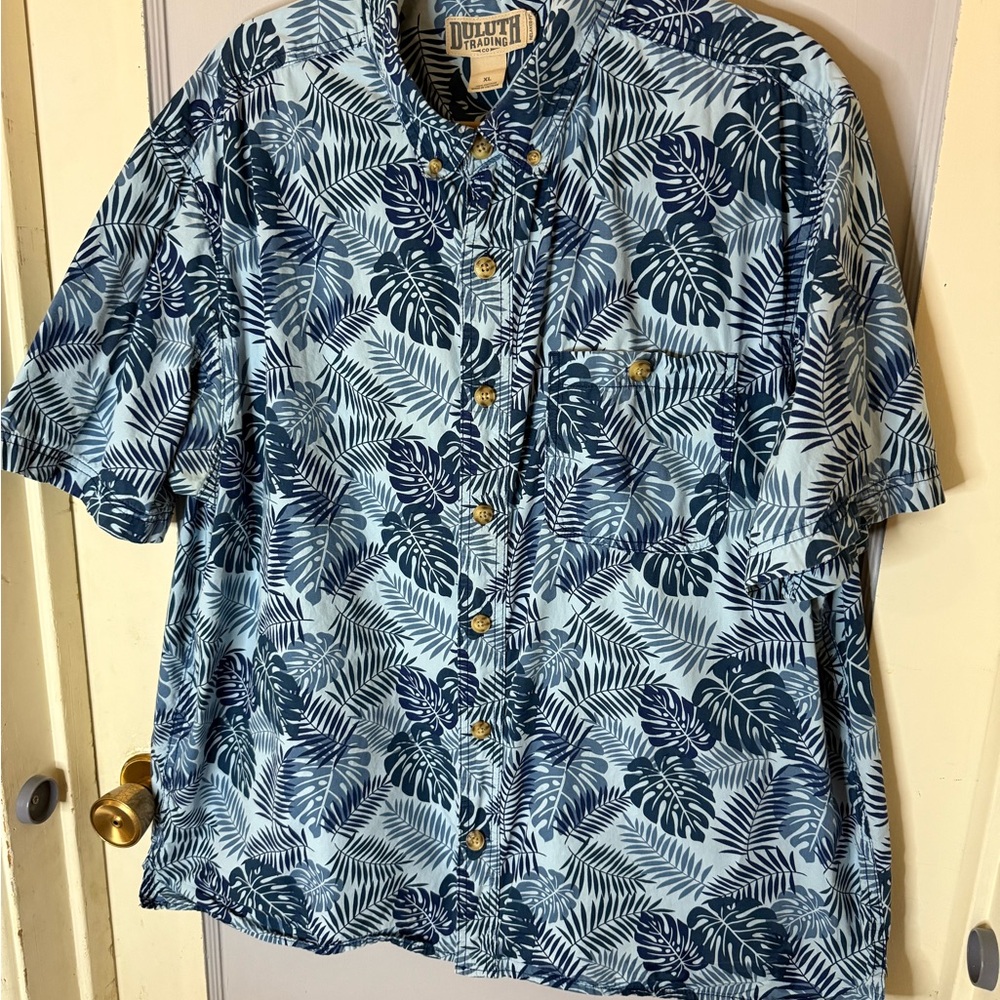 Men’s xl Duluth Trading Co. Light Blue with Navy Leaf Pattern short sleeve